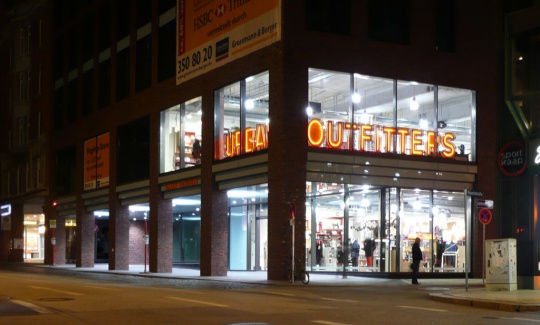 Urban Outfitters bei Nacht